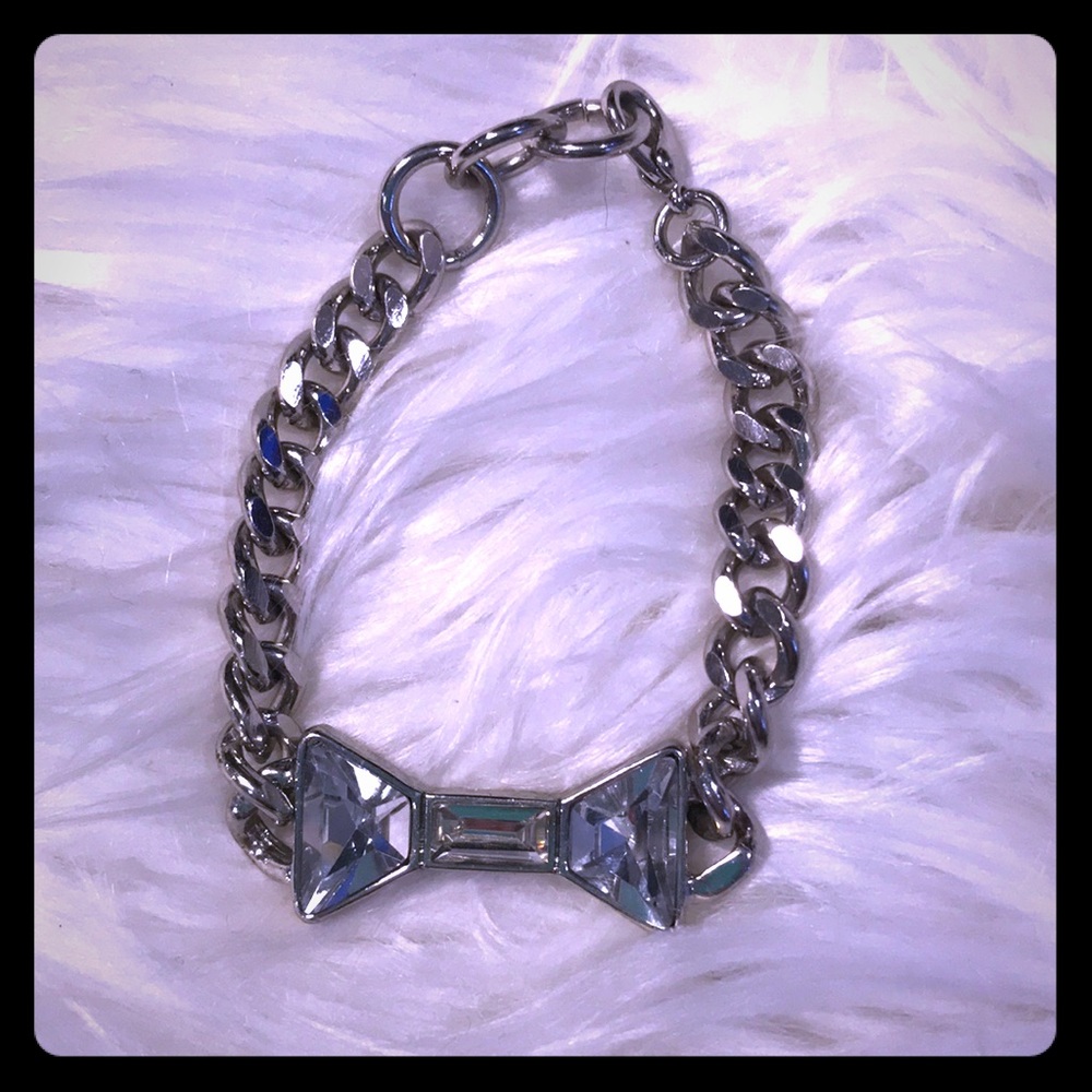 Fun little bracelet with bow detail
